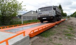 Cap for track concrete weighbridge